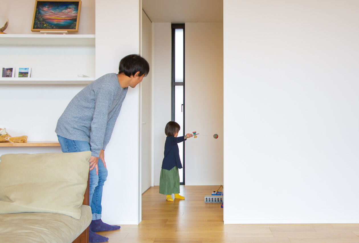 父親と子供が室内で遊んでいる写真